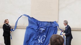 Dagmar Havlová vyrazila do Senátu na odhalení pamětní desky na počest svého manžela v den jeho nedožitých devadesátin (5.10.2026)