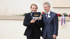 Dagmar Havlová vyrazila do Senátu na odhalení pamětní desky na počest svého manžela v den jeho nedožitých devadesátin (5.10.2026)
