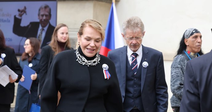 Dagmar Havlová vyrazila do Senátu na odhalení pamětní desky na počest svého manžela v den jeho nedožitých devadesátin (5.10.2026)