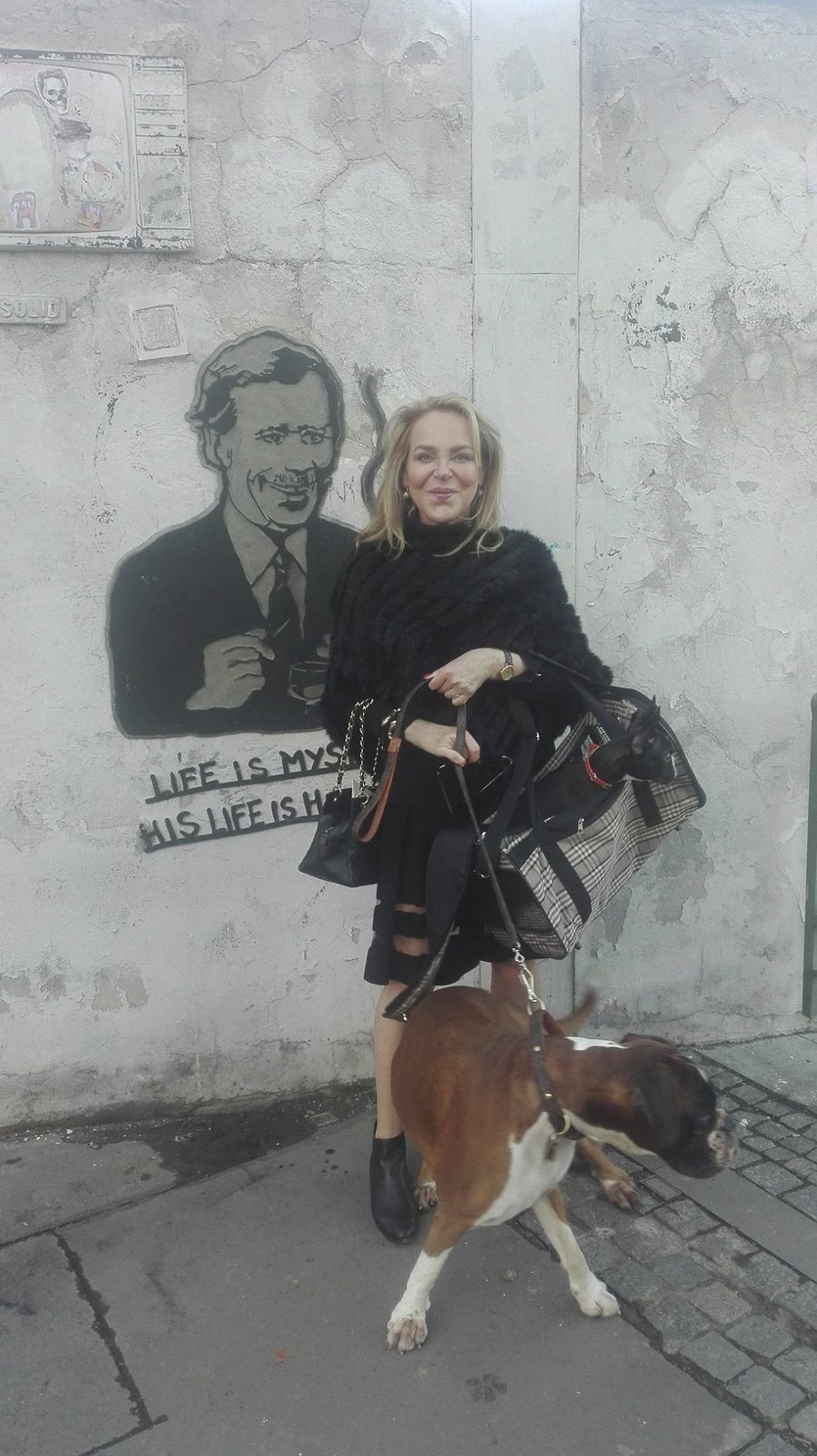 Dagmar Havlová s fenkou Grace a adoptovaným štěňátkem