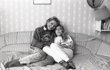 1988 - Dvanáctiletá Nina na archivní fotografii s maminkou Dášou.
