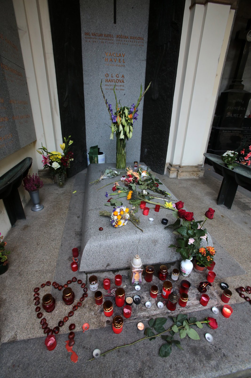 Rodinnou hrobku Havlových zdobí květiny a svíčky nejen v den výročí.