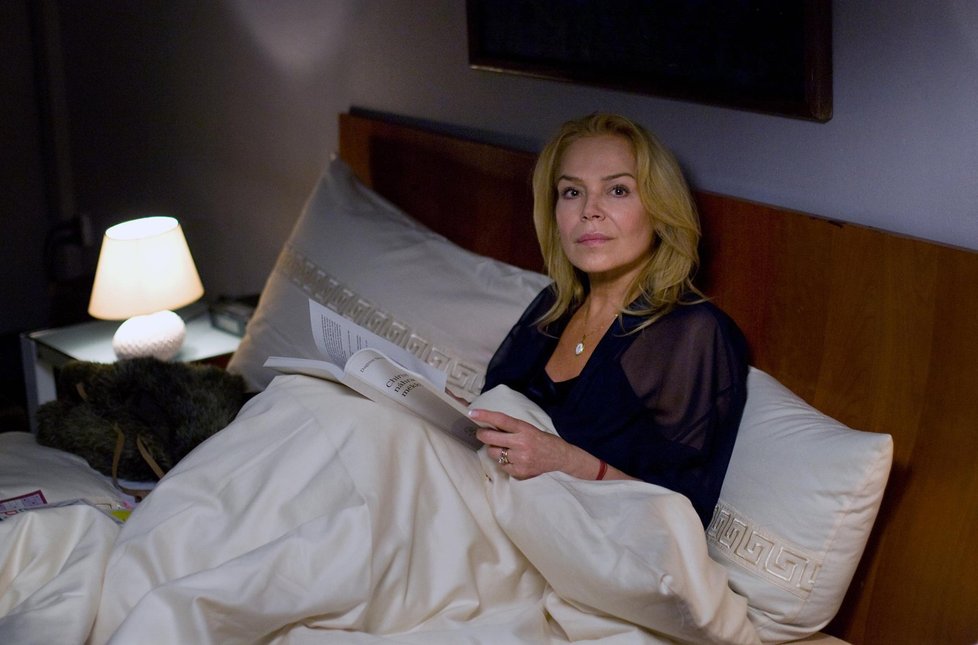 Havlová leží v ateliéru v posteli, v ruce drží lékařskou knihu a čeká na klapku. Dramatická scéna může začít…
