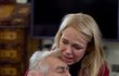 Dagmar Havlová pláče, v náruči jí umírá seriálový táta Ilja Racek.