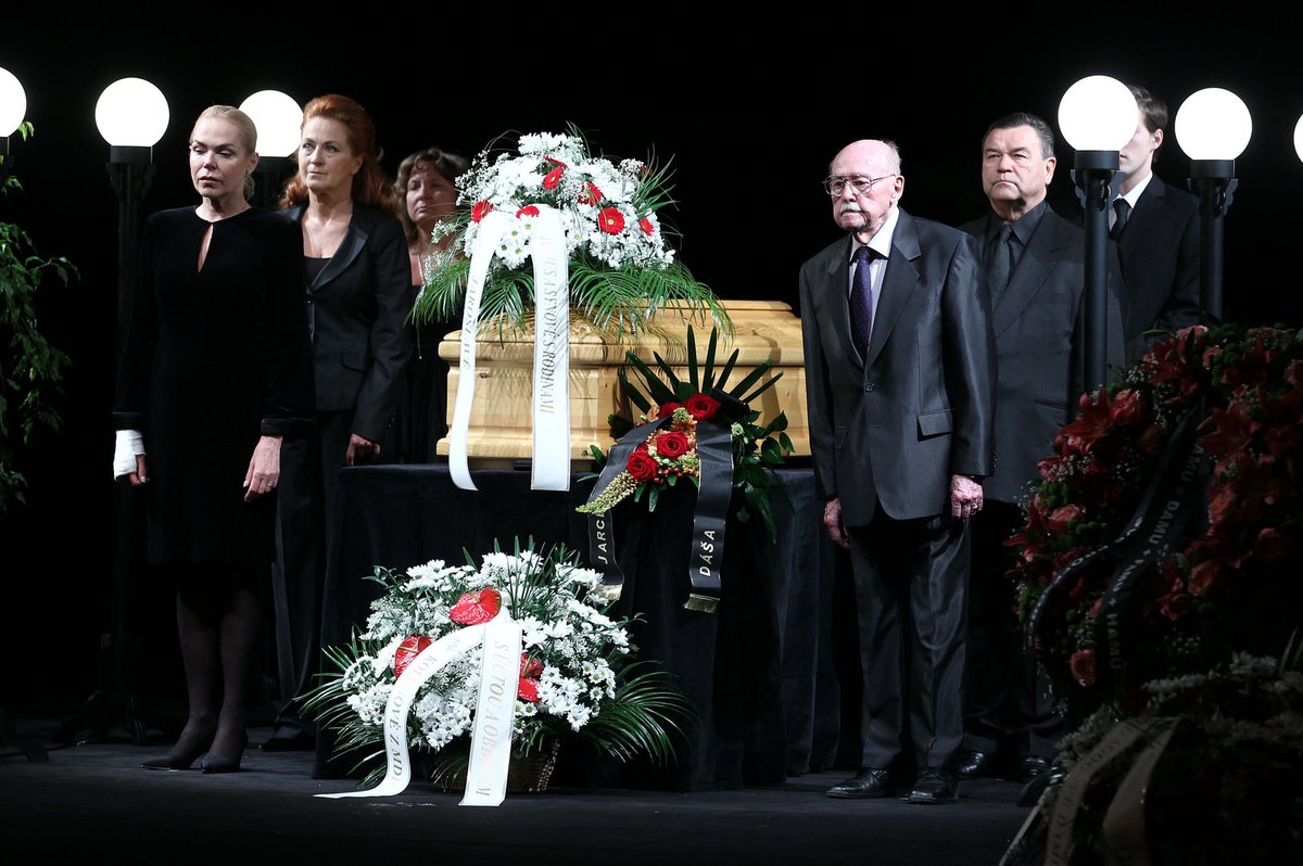 Čestná stráž ve složení: Dagmar Havlová, Simona Stašová a Martina Hudečková (řada vlevo) a Lubomír Lipský, Václav Postránecký a student Jiří Suchý (řada vpravo).