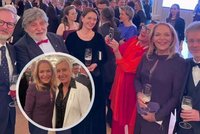 Dagmar Havlová na Hradě: Ve fialovém, s Fialovými i Navrátilovou. Šaty si navrhovala sama