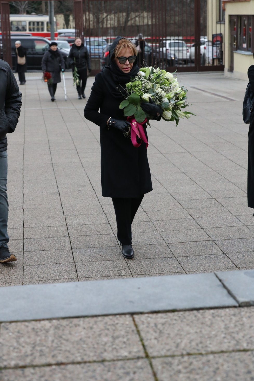 Dagmar Havlová přinesla zesnulé kamarádce Táně Fischerové velkou kytici.