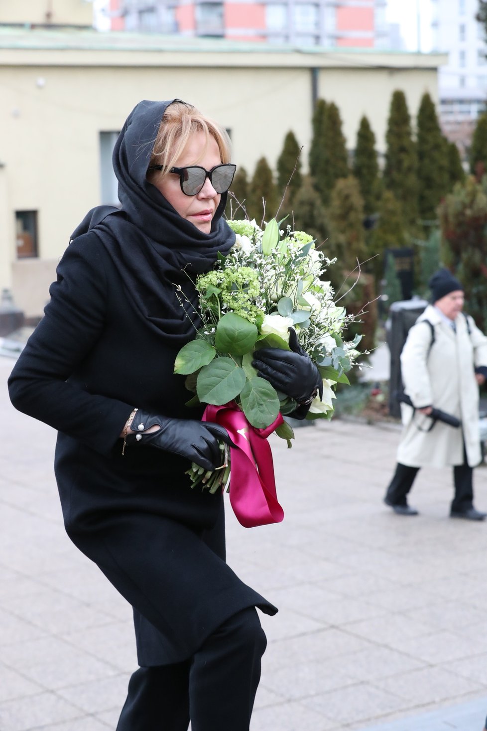 Dagmar Havlová přinesla zesnulé kamarádce Táně Fischerové velkou kytici.