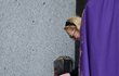 Dagmar políbila urnu a podala ji do rukou obřadníkovi do hrobky. Dagmar políbila urnu a podala ji do rukou obřadníkovi do hrobky.