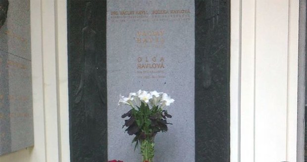 Hrob Václava Havla ozdobila herečka květinami.