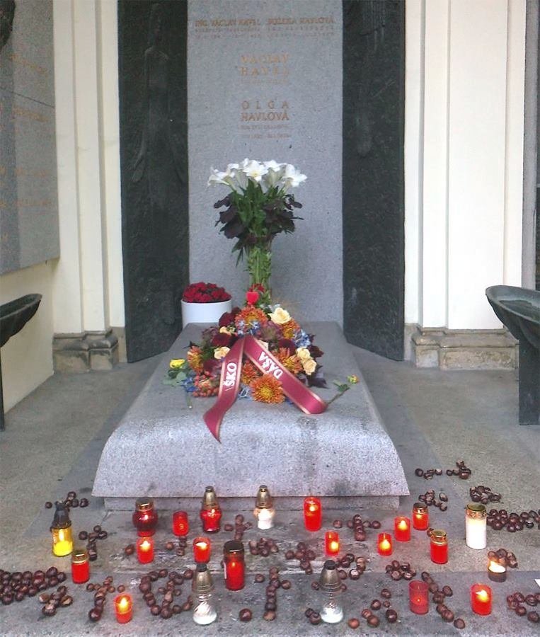 Hrob Václava Havla ozdobila herečka květinami.