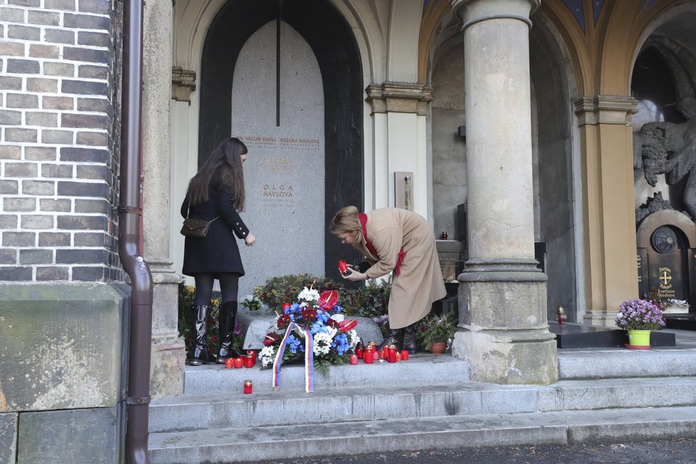 Dagmar Havlová nechala věnec poslat dopředu, sama položila květiny a zapálila svíčku.