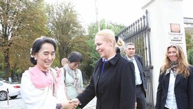Barmská disidentka Su Ťij v Praze vyzdvihovala přínos Václava Havla a děkovala mu za to, že jí umožnil získat Nobelovu cenu míru. Společně s Dagmar Havlovou zašly na Havlův hrob