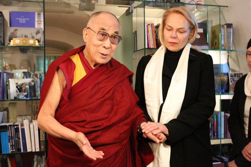 Návštěva dalajlamy vyvolala u prezidentské vdovy Dagmar Havlové smutné vzpomínky na jejího zesnulého manžela