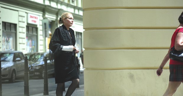 2012 - Dagmar Havlová se sádrou na ruce