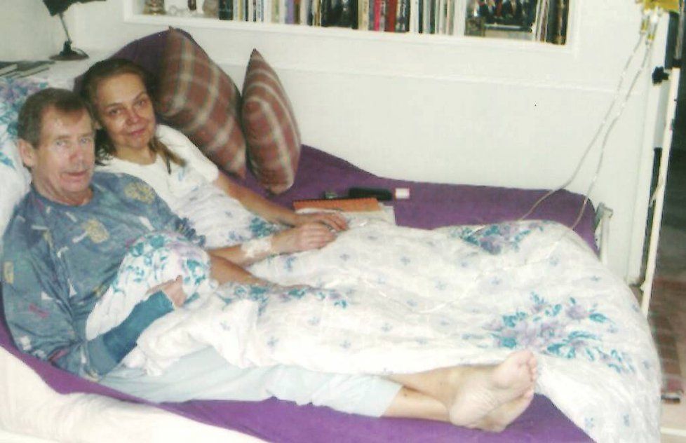 Dagmar Havlová s Václavem Havlem v posteli v pyžamech.
