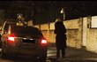 23: 15 - Dagmar vystupuje před svým domem v Dělostřelecké ulici.