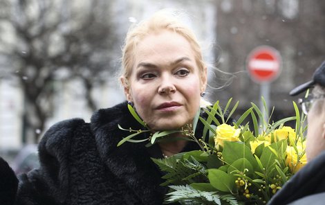 Dagmar Havlová se ke stavu hrobky svého manžela nevyjádřila.