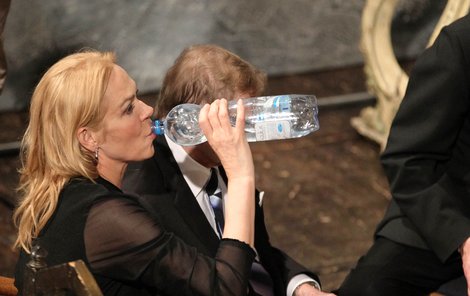 Dagmar Havlová nezapomněla dodržovat pitný režim - láhev aquily si s sebou nosí zřejmě všude.