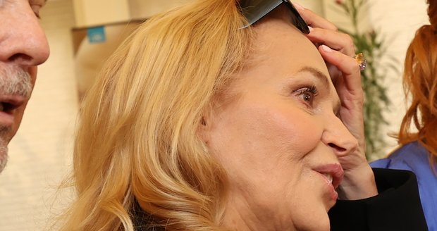 Dagmer Havlová muncul saat pembaptisan dengan poni yang aneh Dagmer Havlová muncul saat pembaptisan dengan poni yang aneh