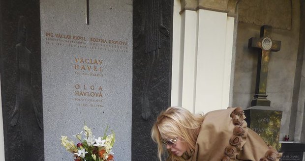 Dagmar Havlová v pondělí u hrobu svého manžela.