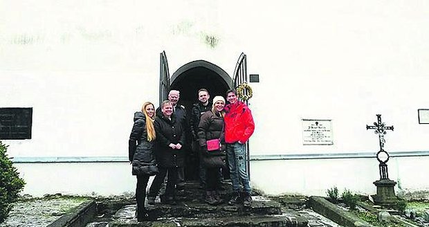 Dagmar Havlová s režisérem Strachem a dalšími přáteli u kostela na kopci Mouřence
