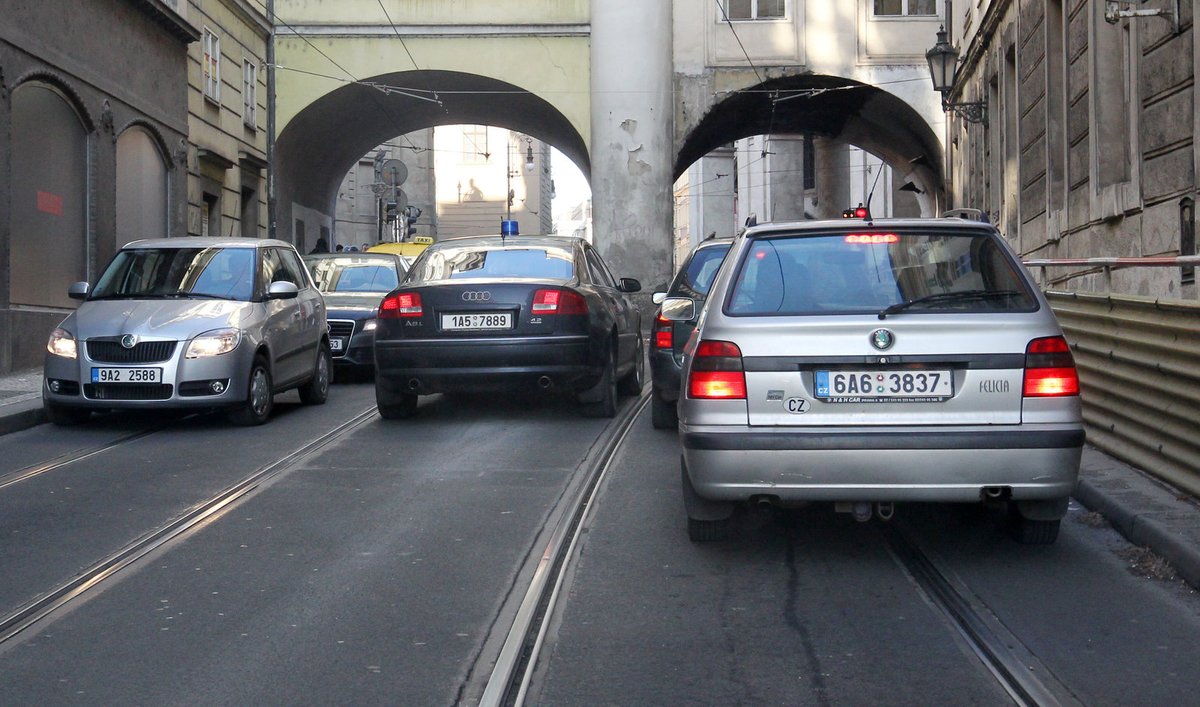 Auto s majáčkem vozilo Dagmar Havlovou po Praze.