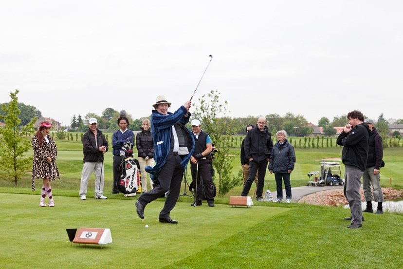 Buran Bolek Polívka se na golf vypravil v županu.