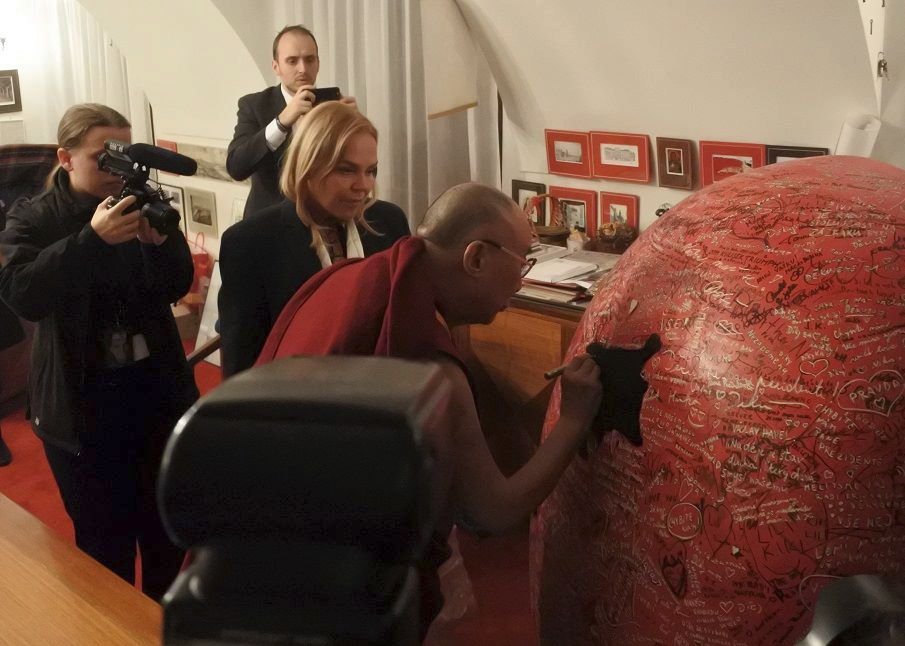 Dagmar Havlová také dalajlámu požádala, aby se podepsal na obří instalaci srdce sochaře Kurta Gebauera (75) k nedožitým 80. narozeninám Václava Havla (†75).