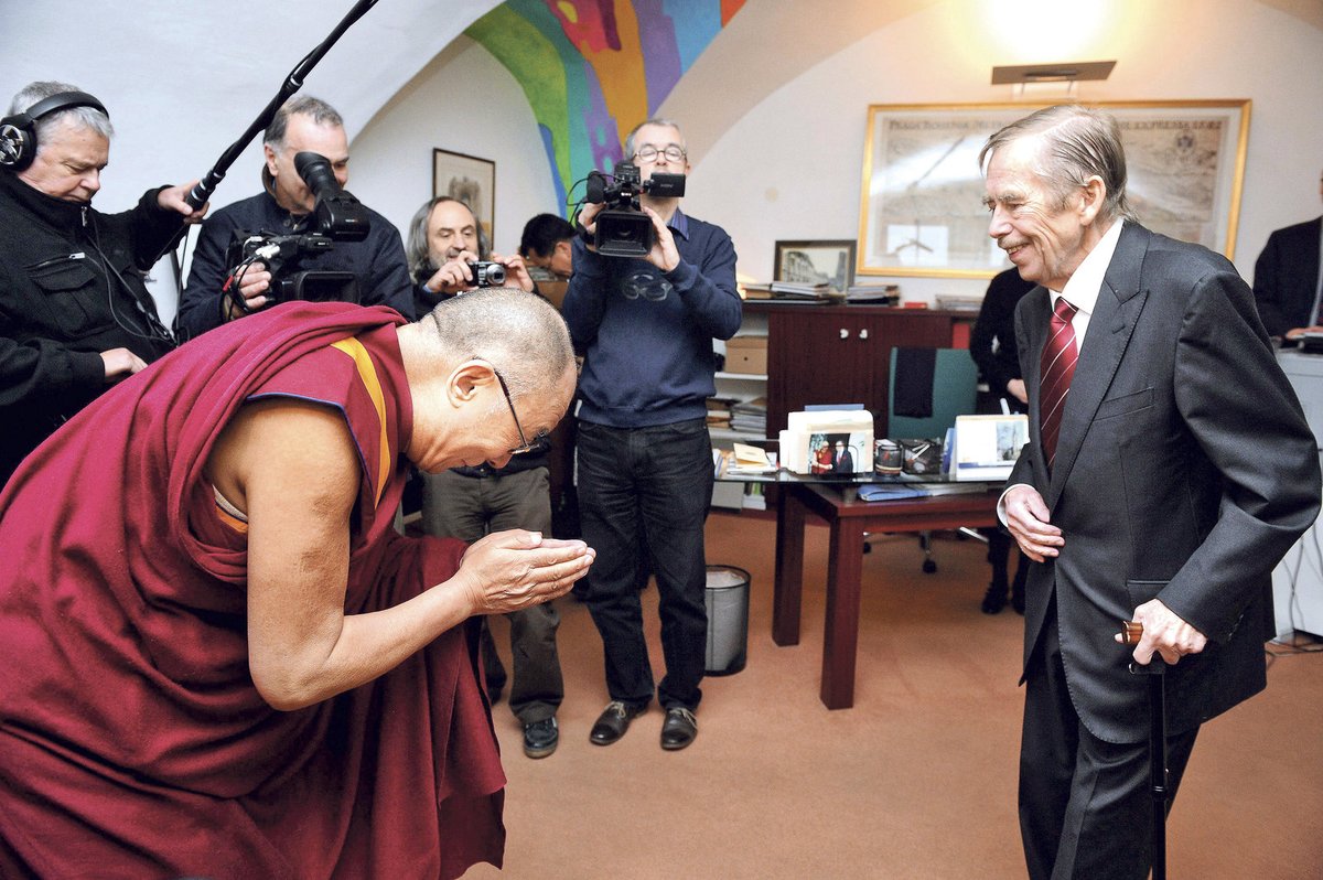 Václav Havel (†75) při svém posledním setkání s dalajlámou v Praze.