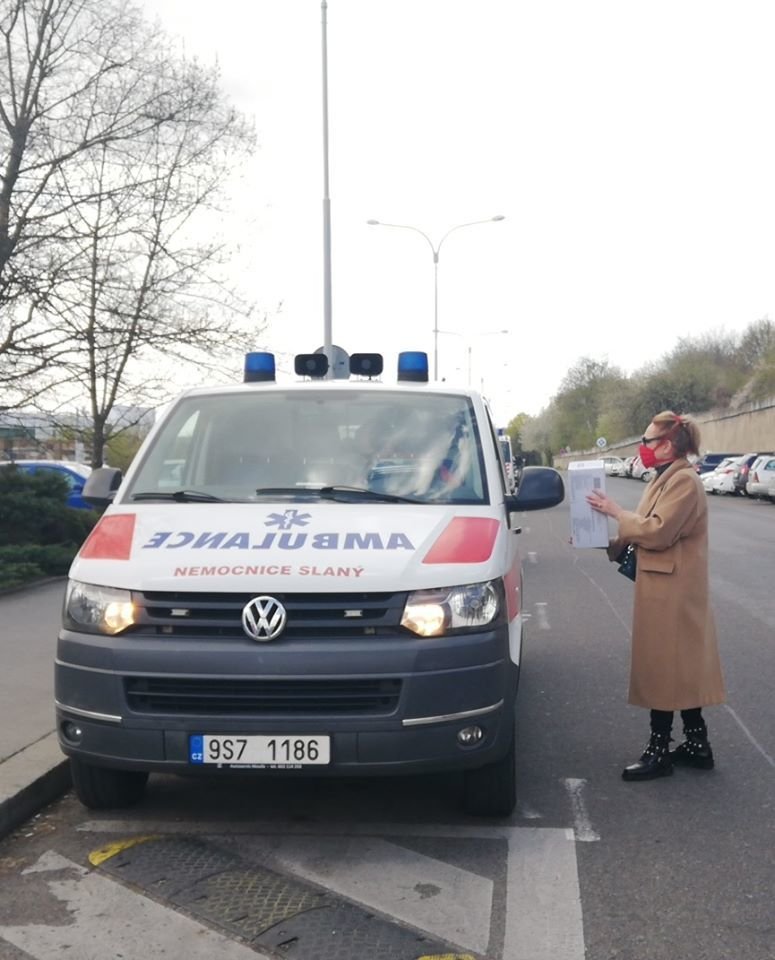 Bývalá první dáma České republiky Dagmar Havlová šije roušky a pomáhá, kde se dá.