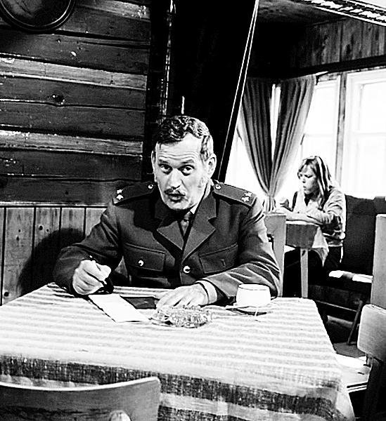 Ilja Prachař coby lidový »detektiv« a starý praktik měl divákům ukázat, že i esenbáci mají styl a pochopení.