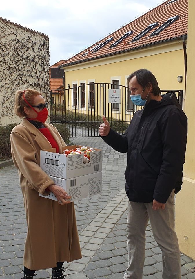 Bývalá první dáma České republiky Dagmar Havlová šije roušky a pomáhá, kde se dá.