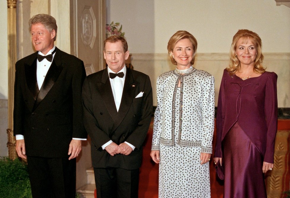 1998 Prezidenti Clinton, Havel a jejich první dámy Hillary a Dagmar v Bílém domě.