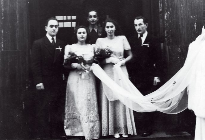 Než se Dagmar v roce 1947 rozešla s Jiřím, šli spolu za svědky na svatbu. Zleva Jiří Popper, Dagmar s další družičkou a Hugo Popper. V druhé řadě stojí Ota Popper (budoucí spisovatel Ota Pavel).