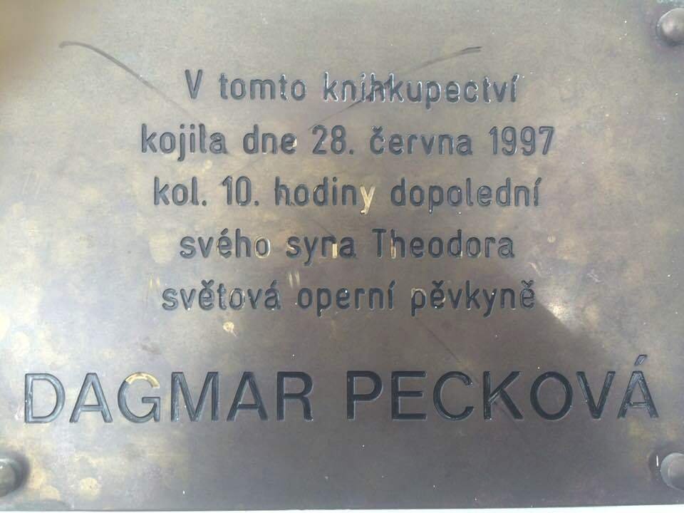 Dagmar Pecková dostala pamětní desku za kojení na veřejnosti.
