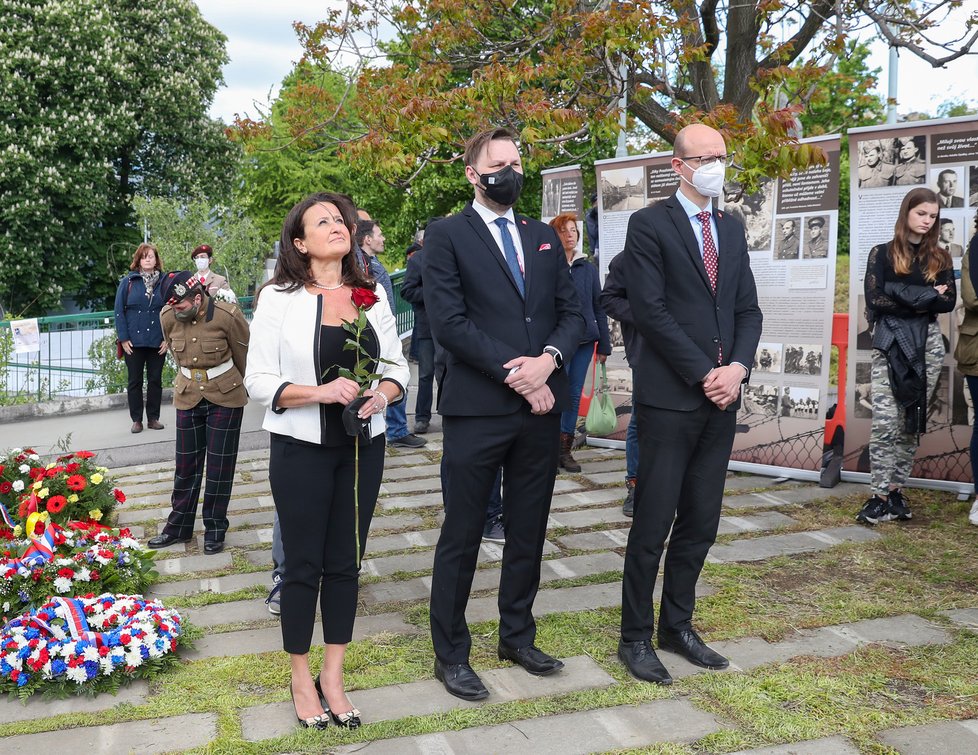 Dagmara Raupachová je příbuznou hrdiny protinacistického odboje Jana Kubiše. V roce 2021 se zúčastnila vzpomínkové akce u příležitosti výročí atentátu na Reinharda Heydricha v Praze-Libni.