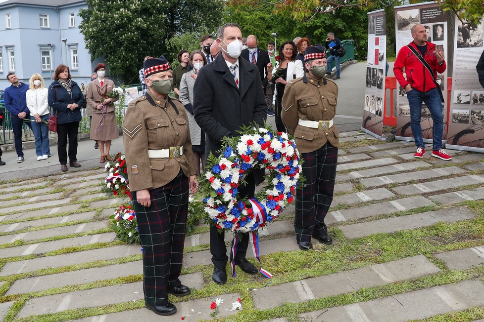 Dagmaru Raupachová je příbuznou hrdiny protinacistického odboje Jana Kubiše. V roce 2021 se zúčastnila vzpomínkové akce u příležitosti výročí atentátu na Reinharda Heydricha v Praze-Libni. 
