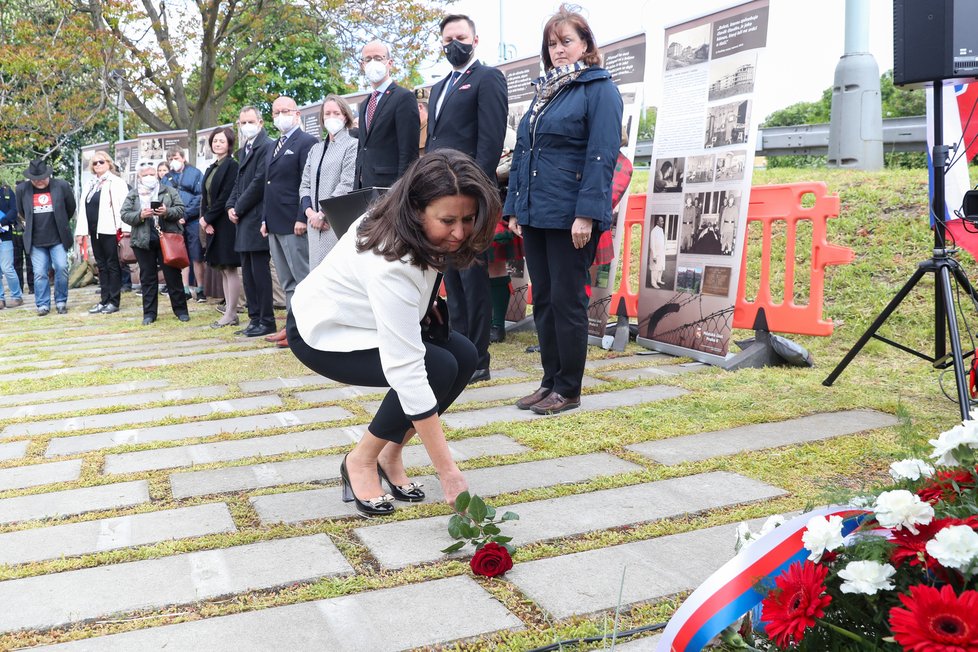 Dagmara Raupachová je příbuznou hrdiny protinacistického odboje Jana Kubiše. V roce 2021 se zúčastnila vzpomínkové akce u příležitosti výročí atentátu na Reinharda Heydricha v Praze-Libni.