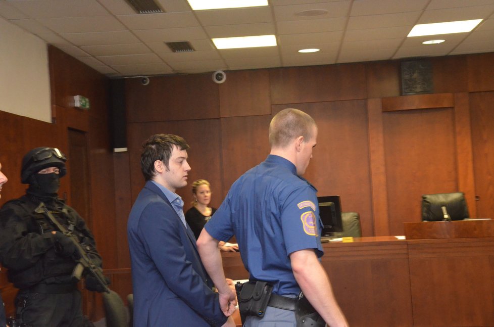 Eskorta přivedla Kevina Dahlgrena k pokračování odvolacího soudu.