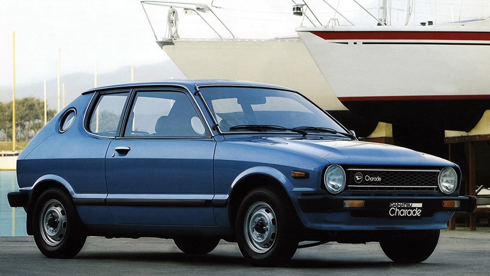 Na podzim 1978 se začal prodávat třídveřový hatchback Daihatsu Charade Runabout s neobvyklými kruhovými okny v C sloupcích.