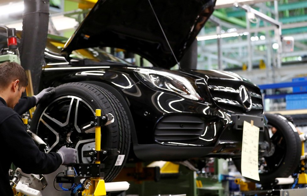 Německou automobilku Daimler, která celosvětově zaměstnává 300 tisíc lidí, čeká velké propouštění.