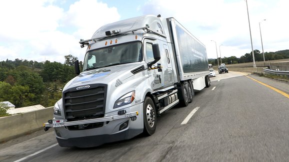 Daimler Trucks začíná testovat autonomní řízení v běžném provozu