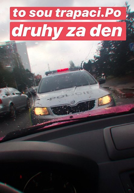 Daisy Lee zastavili policisté v jejím růžovém BMW.