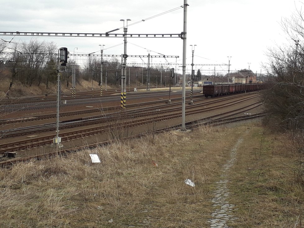 Koleje, kde chtěl podezřelý z Dájiny vraždy spáchat sebevraždu, jsou jen pár metrů od místa tragédie.