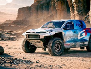 Toyota ukázala vodíkový Hilux pro Dakar 2027. Benzinový motor nahradily palivové články