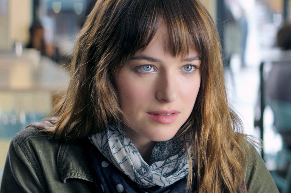 Dakota Johnson ve snímku 50 odstínů šedi.