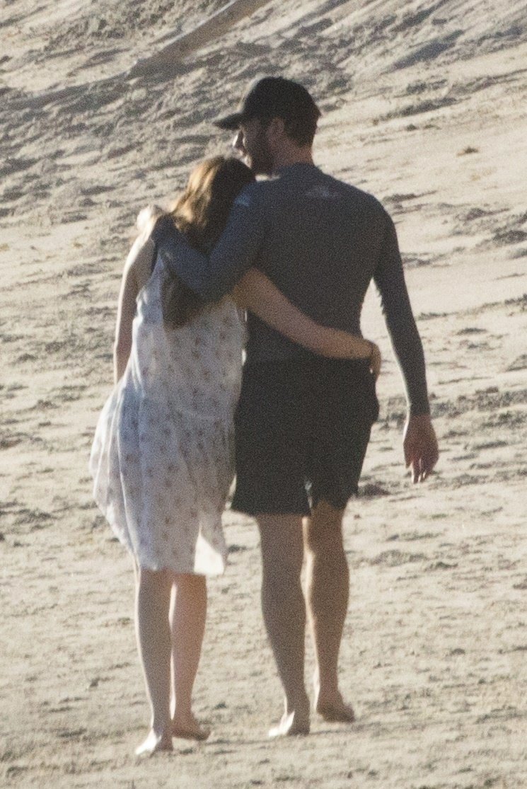 Chris a Dakota se bezstarostně objímali na pláži v Malibu.