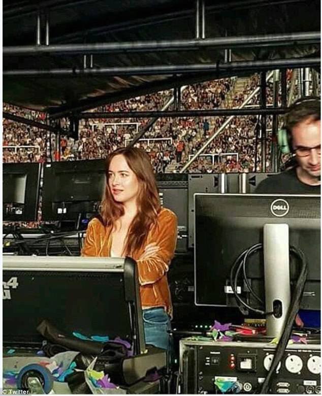  Dakota sledovala koncert Coldplay ze stanoviště zvukaře.