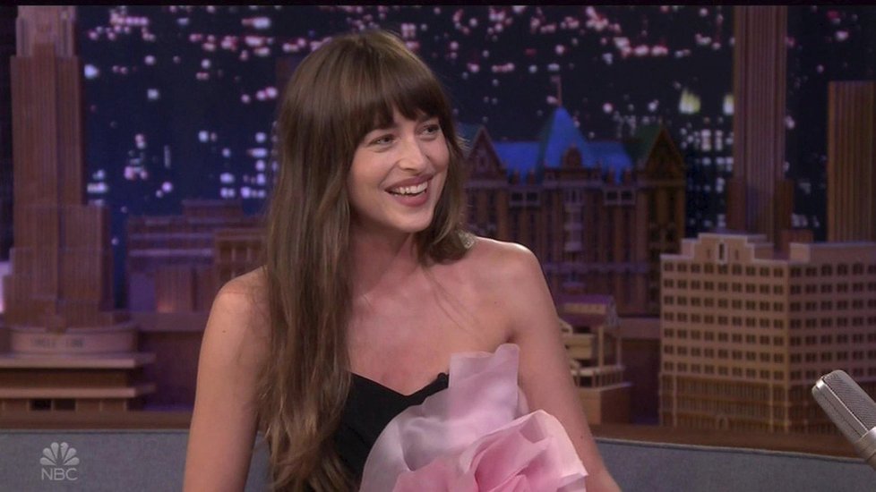 Herečka Dakota Johnsonová v show Jimmyho Fallona